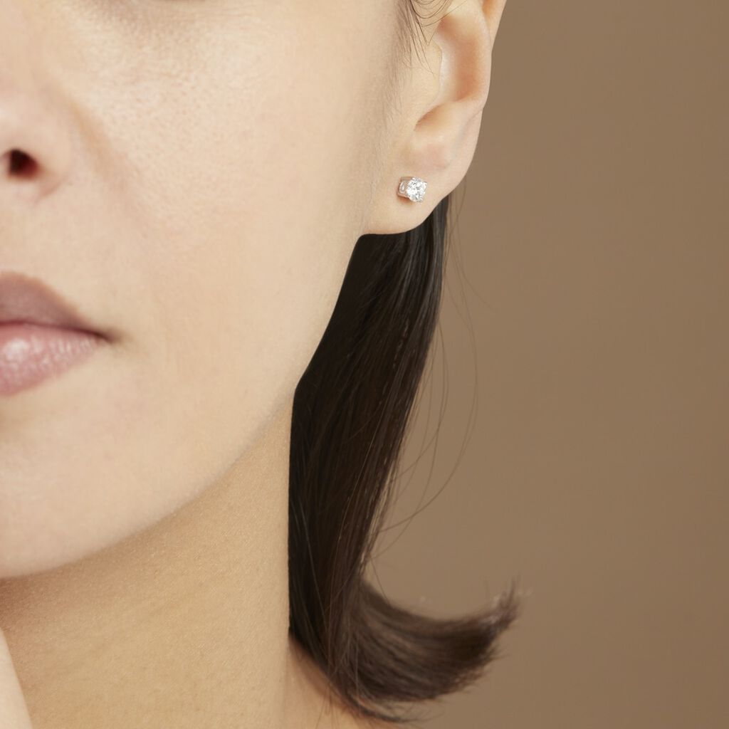 Boucles D'oreilles Puces 4 Griffes Or Blanc Diamant Synthetique - Boucles d'oreilles 18 carats Femme | Histoire d&rsquo;Or