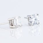 Boucles D'oreilles Puces 4 Griffes Or Blanc Diamant Synthetique - Boucles d'oreilles 18 carats Femme | Histoire d&rsquo;Or